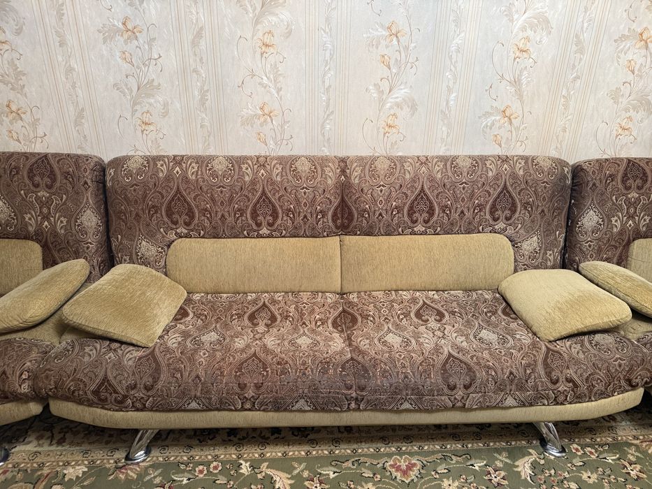 Продам диван с двумя креслами