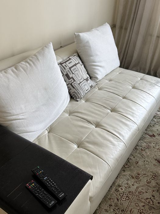 Диван вместе с подушками