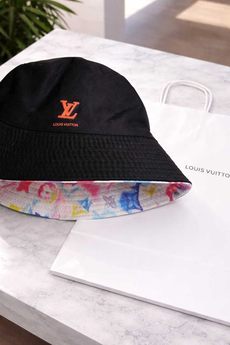 унисекс шапка bucket ЛВ бяла черна двулицева LV Louis Vuitton идиотка