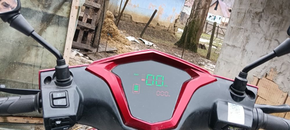 De vanzare  scuter electric in stare foarte buna de funcționare 823 km
