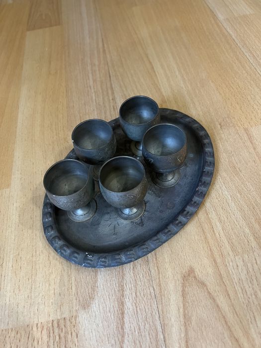 Метални чаши с поднос