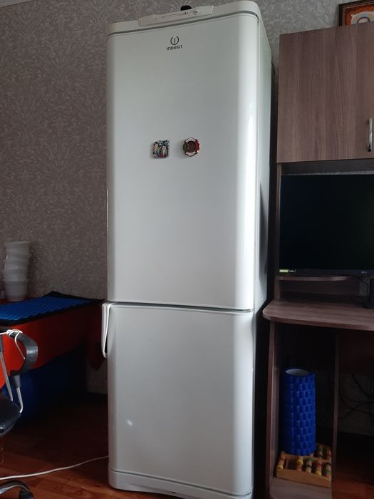 Холодильник indesit б/у, в рабочем состоянии,