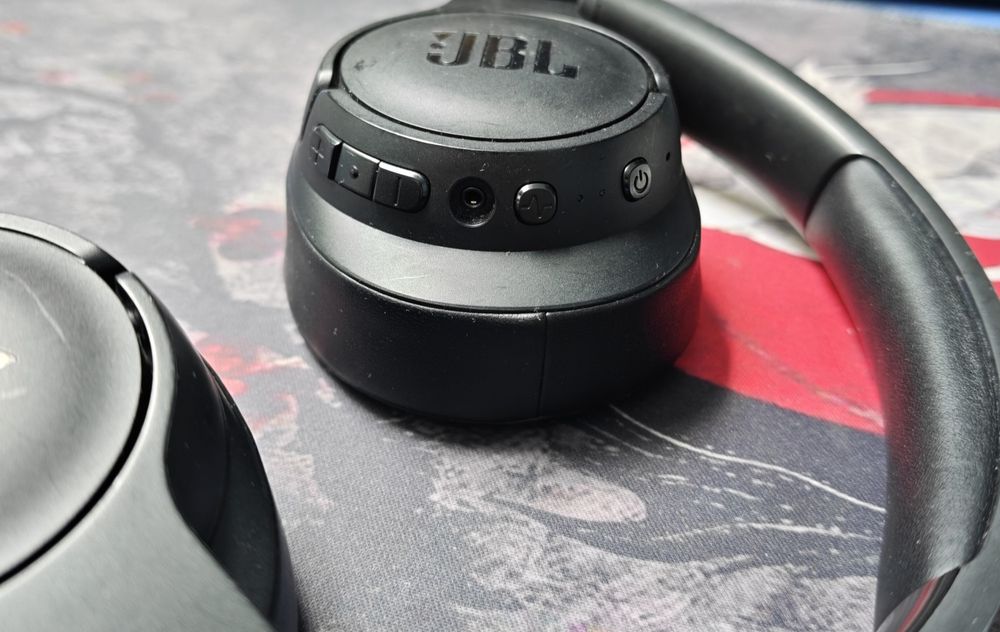 Casti JBL 760NC.