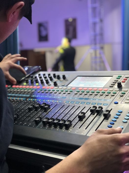 Allen & heath Qu 32 sifrovoy pult sotiladi