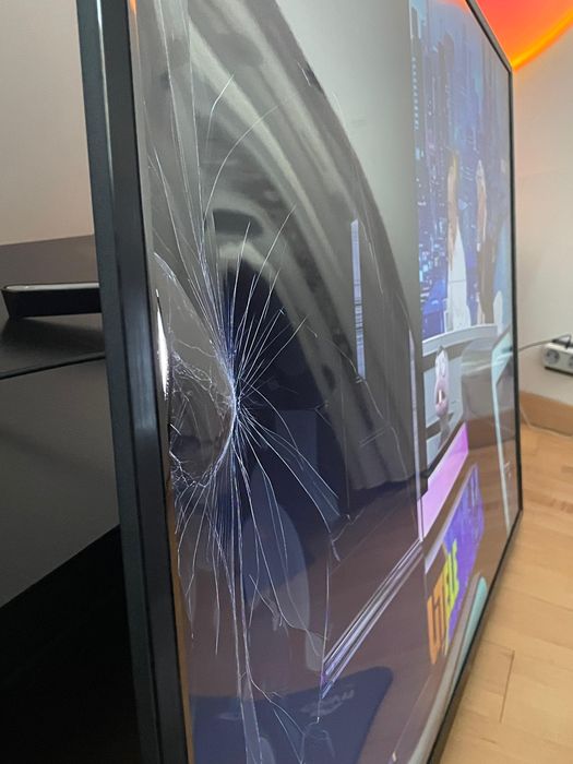 Televizor LG diag. 165 cm ecran spart