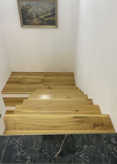 Scări din lemn masiv, balustrade lemn și sticlă securizată