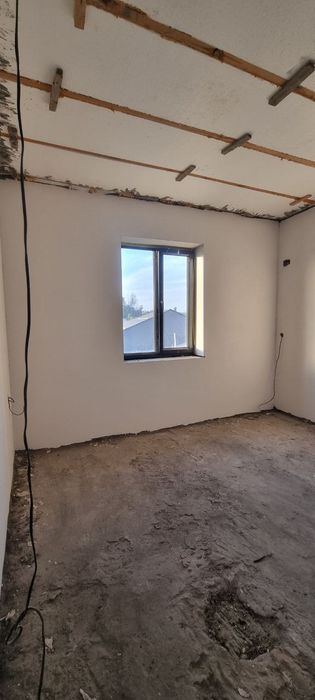 Uy Qibrayda, yonida masjid