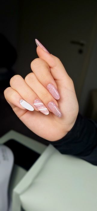 Realizez manichiură cu gel  si semi
Ofer manichiură profesiona