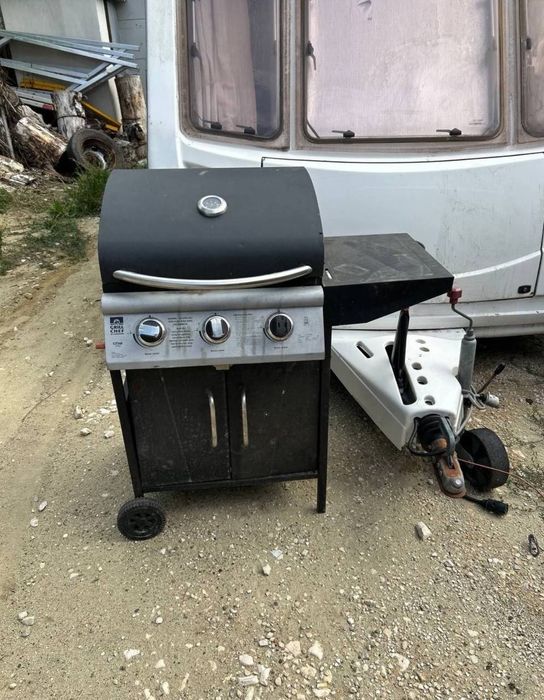 Инструмент за печене барбекю на газ  ползвано веднъж 3 горелки перфектно състояние