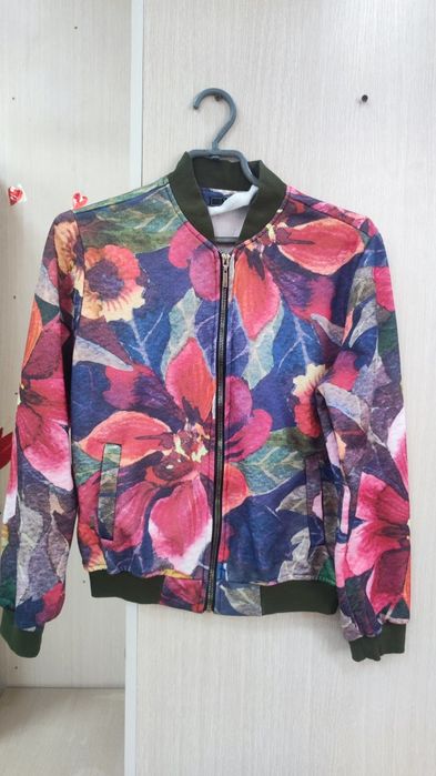 Продам бомбер 5000 тг