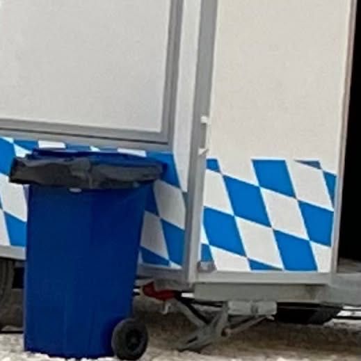 2 Кофи за смет, по 120 л, с капак и колелa, като нови