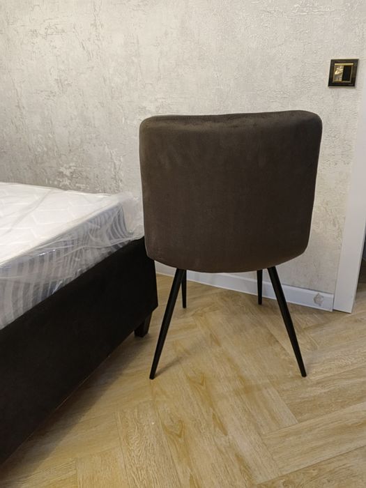 Продам четыре новых стула