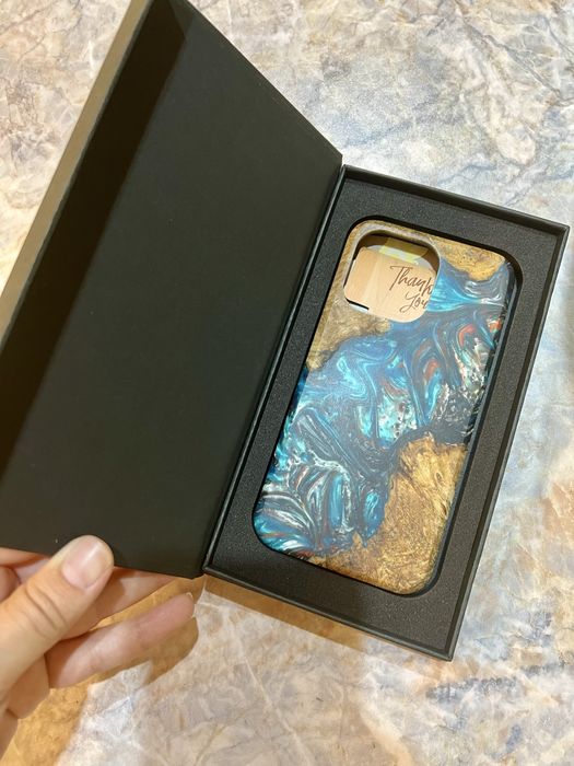 Carved Калъф за iPhone 16 Pro от дърво и смола