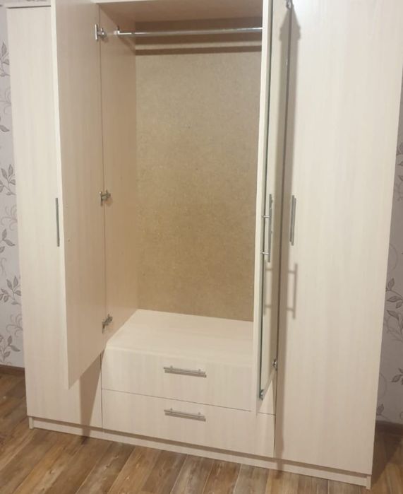 Шкаф 240 на 160 см.