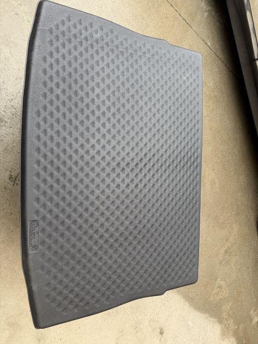 VW Golf 7. Оригинална стелка багажник