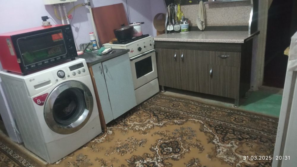 Катеж сотилади срочно 3 хонали ховлиси бор