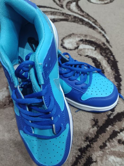 Продам детские кроссовки