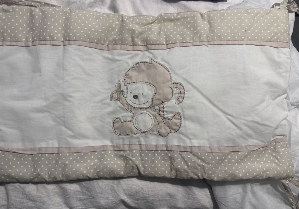 Обиколник за кошара в бяло и бежаво