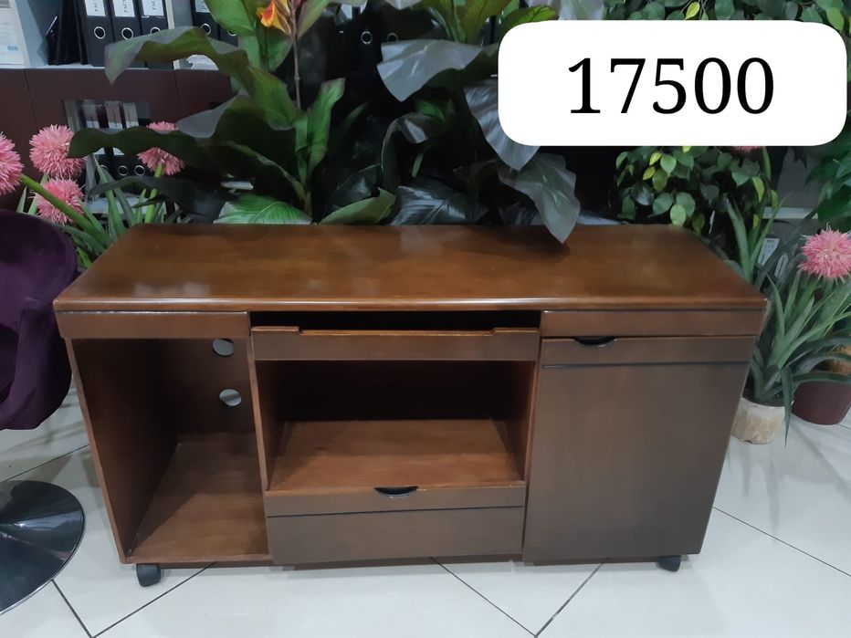 Продам письменный стол, универсальный.