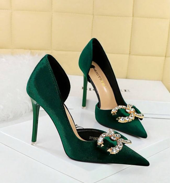 Pantofi marimea 37 culoarea verde noi catifea