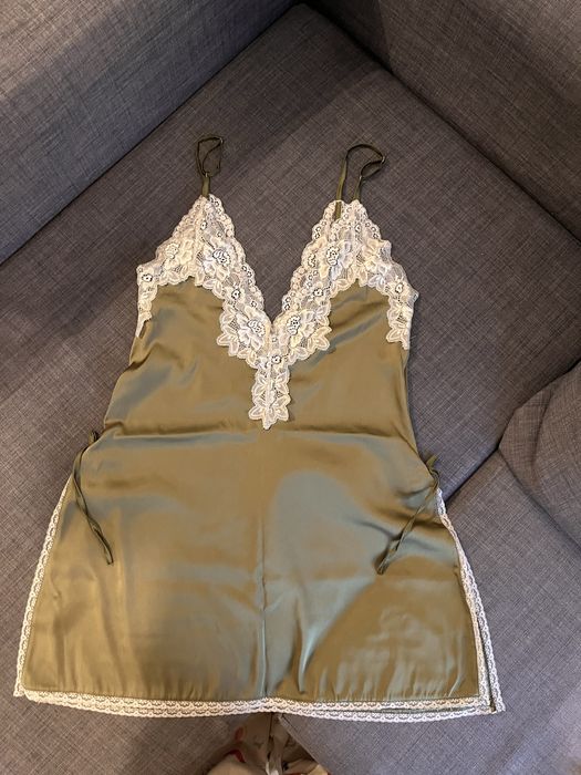 Къса сатенена рокля