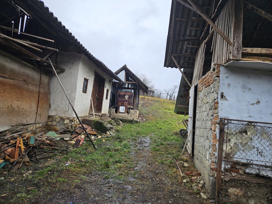 Teren cu casa de vanzare