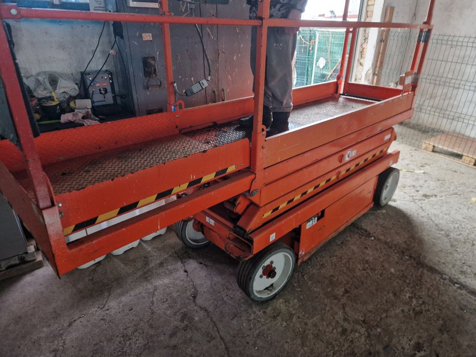 Ножична платформа под наем