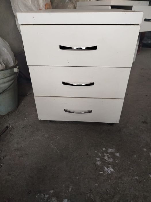 Продам тумбочки офисные