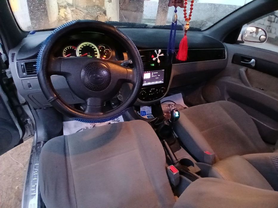 Srochno Chevrolet Lacetti sotiladi 1.8
