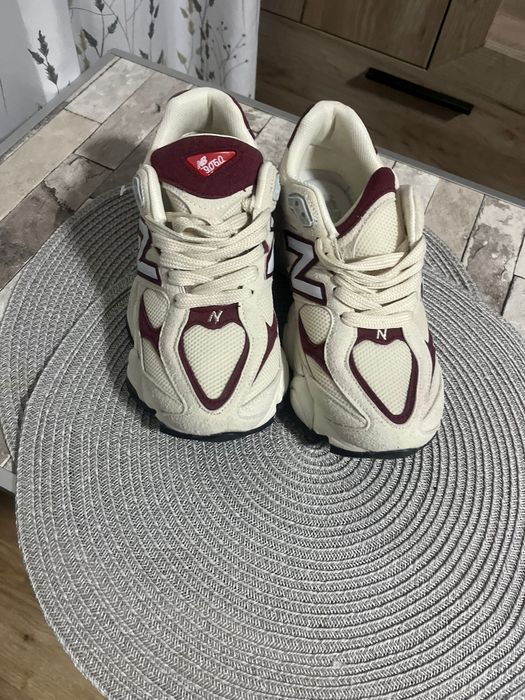 New Balance 9060 alb cu rosu