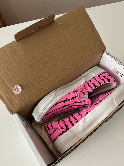 Vans Classic Slip-On (Canvas) – Sgrplm/Barbed Wire