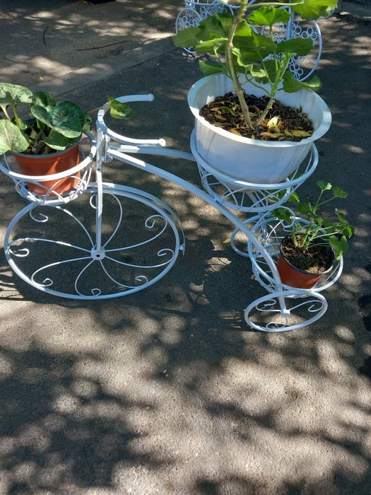 Biciclete suport ornamente flori.