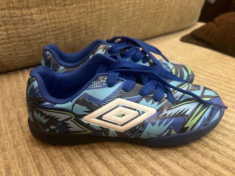 Детски футболни обувки-стоножки Umbro 33 номер