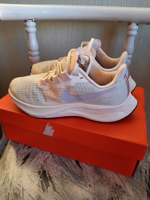 Продам кроссовки Nike