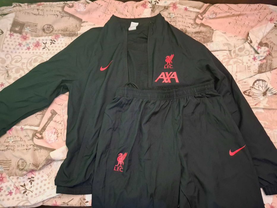 Уникален екип на Ливърпул ДЪЛЪГ горнище и долнище ЧИСТО НОВ  300 лв.