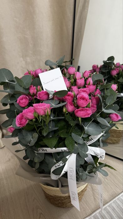 Продам свежтй букет кустовых роз с кашпо
