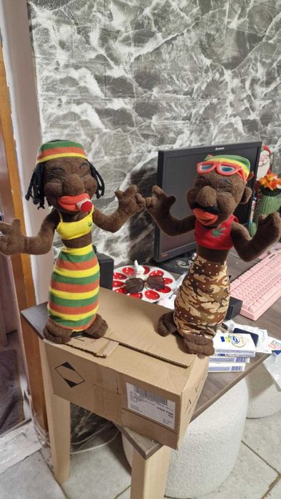 Jucari din plush jamaicani Rasta man danseaza din buric