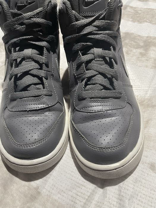 Vând papuci nike court borough