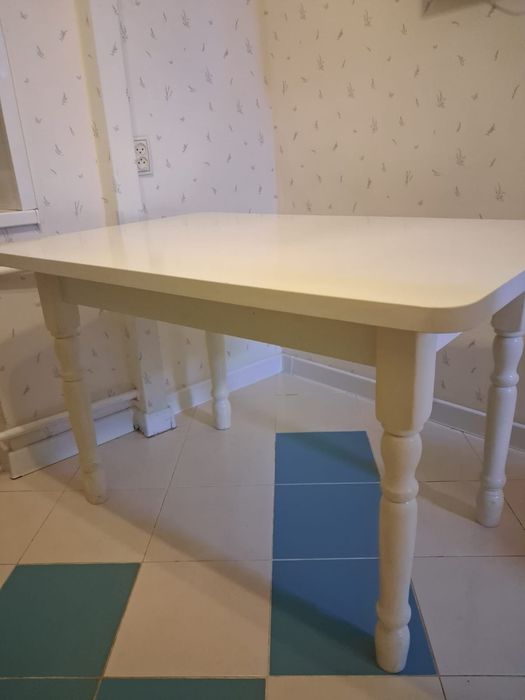 Стол кухонный  белый