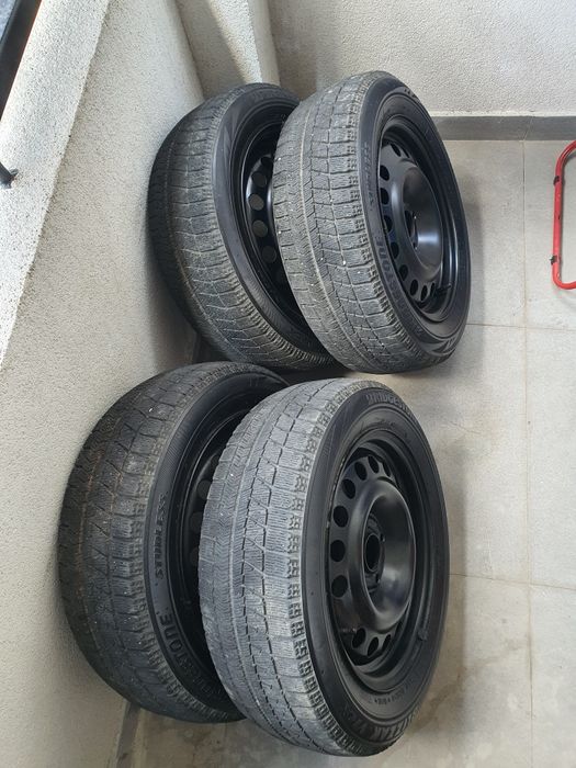 Vând set de jante şi cauciucuri de iarna 195/60 R15  4×100