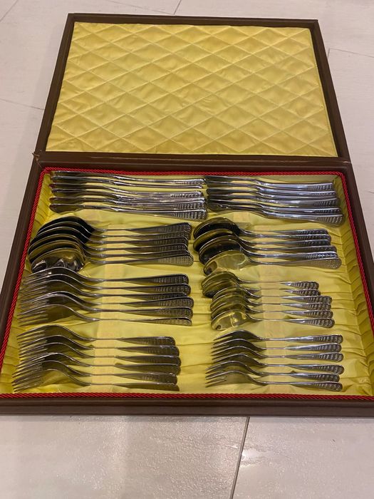 Продавам комплект прибори.