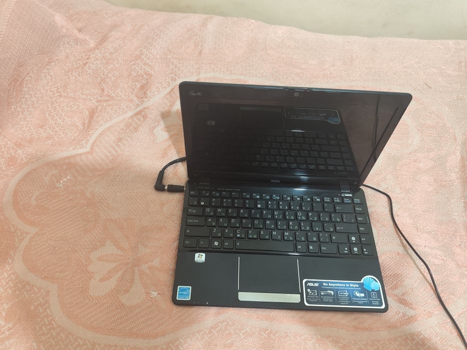 Asus Netbuk, ishlashi yaxshi, DDR3 2 gigabayt azu, 250 gigabayt xotira