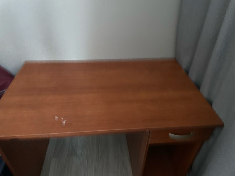 Продам письменный стол. В нормальном состоянии