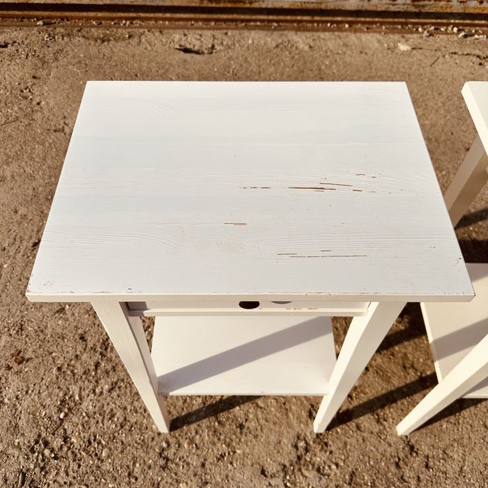 Комплект 2 бр. бели нощни шкафчета / помощни масички