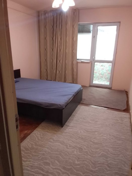 Apartament cu trei camere de vanzare.
