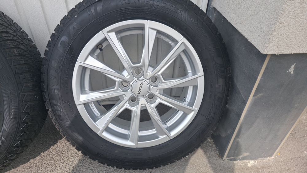 Оригинални алуминиеви джанти 15 инча 5х100  от Toyota Yaris 4, Yaris Cross със зимни гуми и датчици