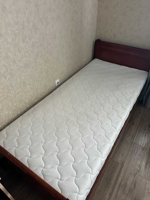 односпальная кровать с матрасом