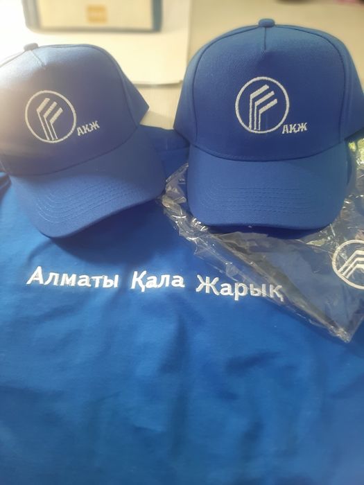 Футболка и кепки