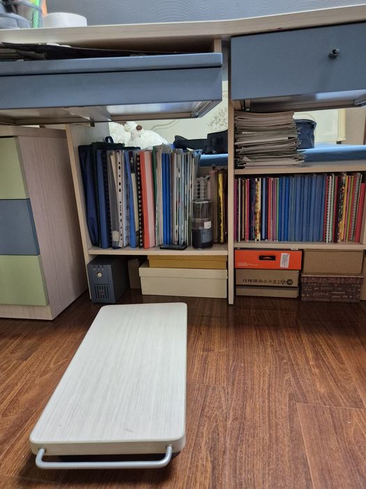 Письменный стол (подходит для компьютера)