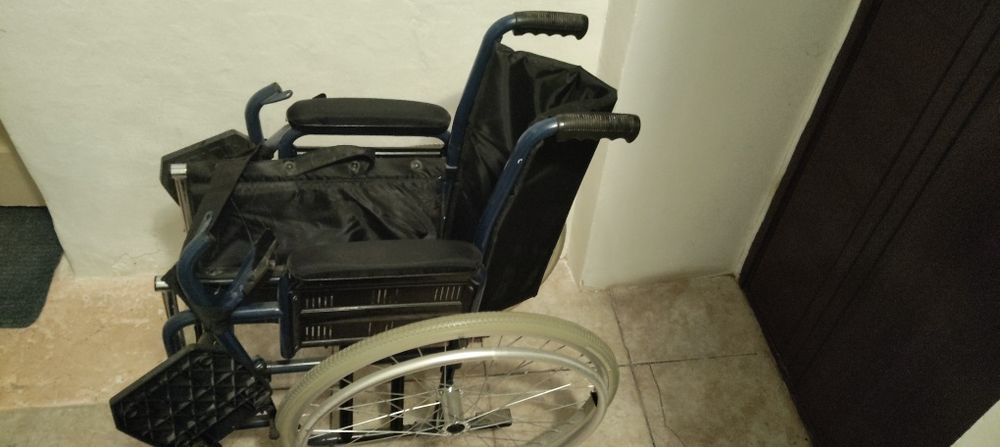 Scaun cu rotile pentru persoane cu dizabilitați